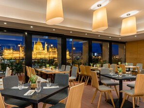 Breakfast, lunch and dinner served  - Novotel Budapest Danube (Budapest)