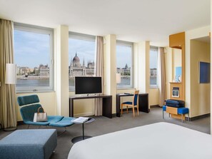 Minibar, in-room safe, desk, laptop workspace - Novotel Budapest Danube (Budapest)