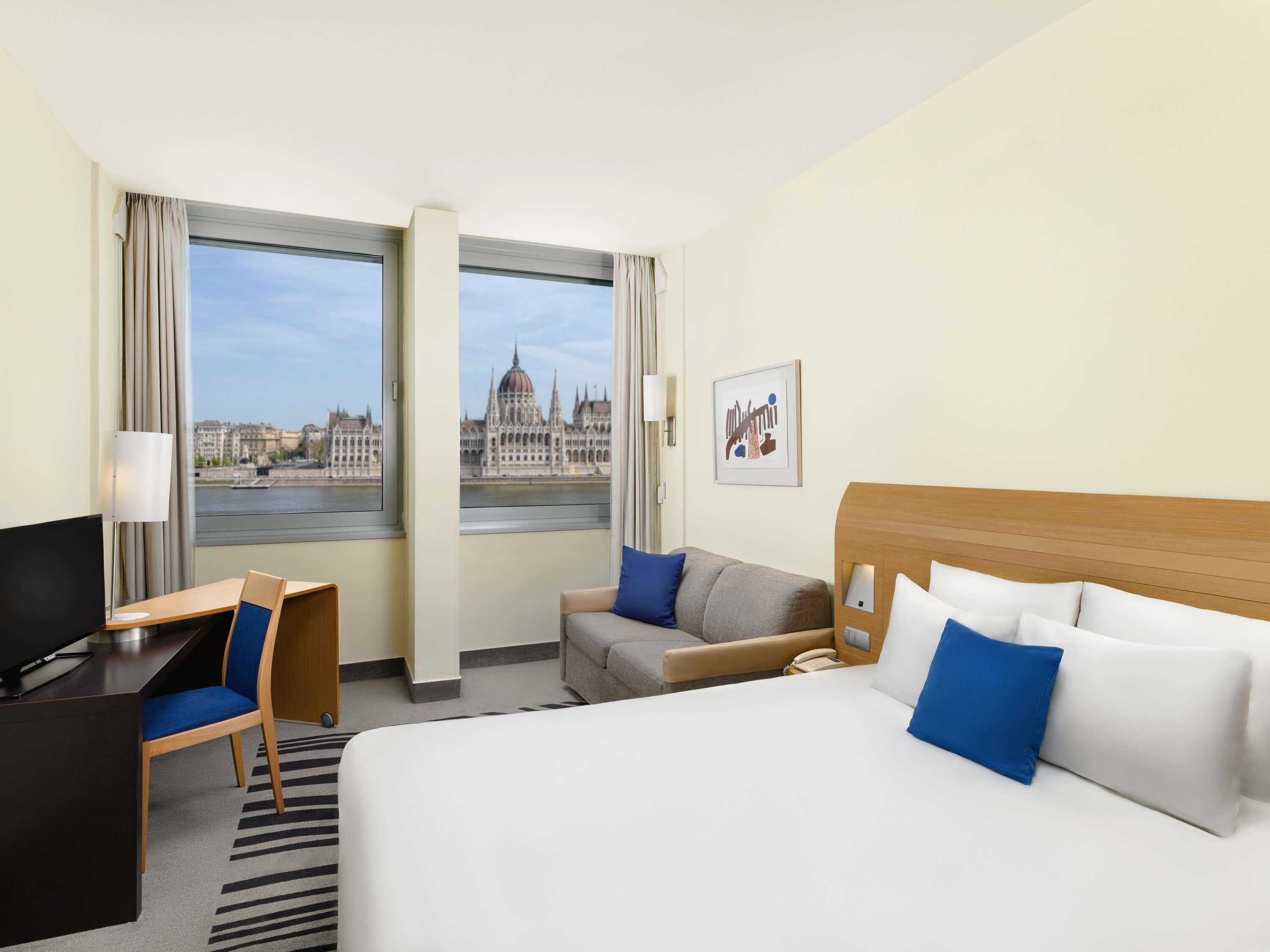 Minibar, coffres-forts dans les chambres, bureau