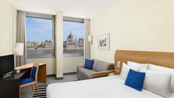 Minibar, coffres-forts dans les chambres, bureau