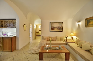 Superior Suite | Hypo-allergenic bedding, in-room safe, blackout drapes, soundproofing - Tamarix del Mar Suites (Santorini)