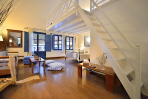 Luxury Duplex | Hypo-allergenic bedding, in-room safe, blackout drapes, soundproofing - Tamarix del Mar Suites (Santorini)