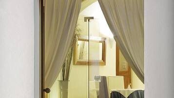 Una puerta con un letrero que dice "TAMARIX del MAR Suites".
