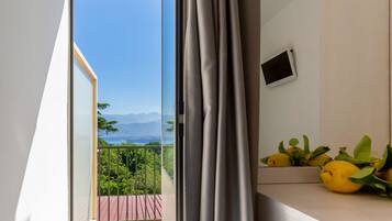 Chambre Double Deluxe, balcon, vue mer | Literie hypoallergénique, coffres-forts dans les chambres