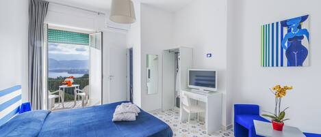 Ropa de cama hipoalergénica y caja de seguridad en la habitación