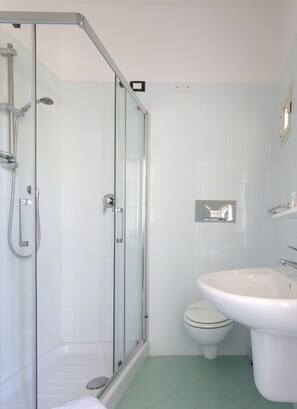 Douche, douche à « effet pluie », sèche-cheveux, serviettes fournies