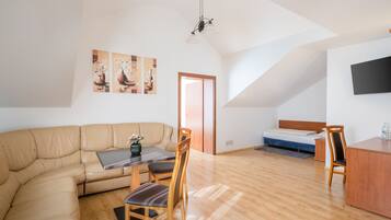 Comfort Triple Room | Hypo-allergenic bedding, minibar, in-room safe, desk