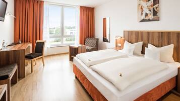 Phòng đôi tiện nghi đơn giản | Bộ đồ giường kháng dị ứng, minibar, két bảo mật tại phòng, bàn