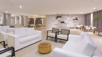 2 bars/lounges, 2 poolside bars