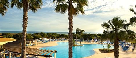 2 piscines extérieures, parasols de plage, chaises longues