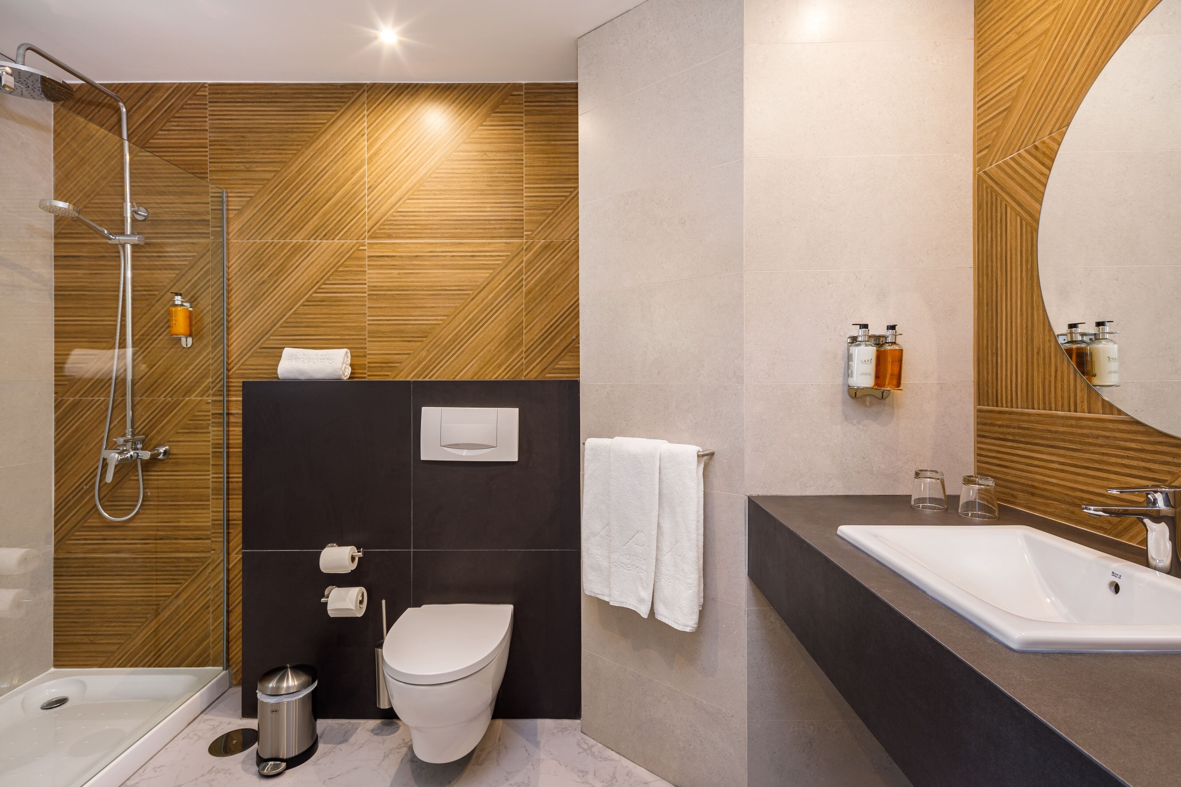 shower, rainfall showerhead, free toiletries, hair dryer