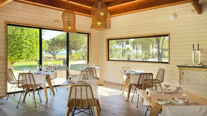 3 restaurants; breakfast, lunch, and dinner served - AP Adriana Beach Resort (Albufeira)