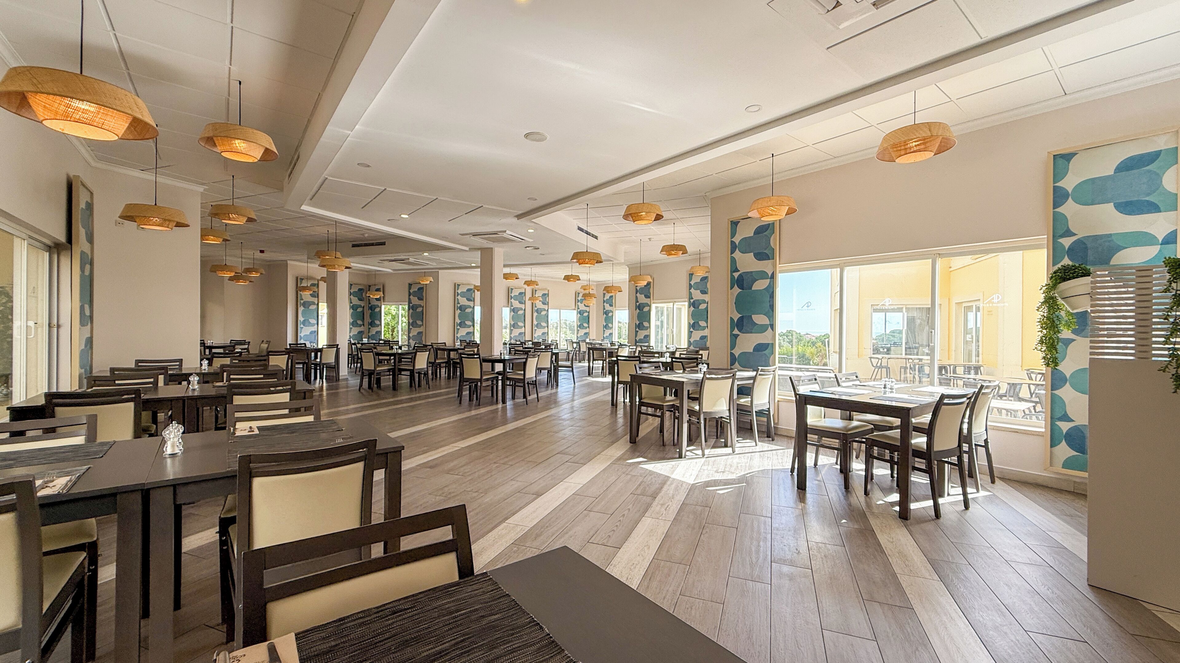 3 restaurants, breakfast, lunch, dinner served; international cuisine