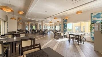 3 restaurants, breakfast, lunch, dinner served; international cuisine