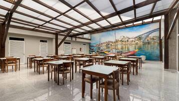 Desayuno buffet (EUR 12 por persona)
