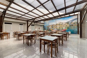 Petit déjeuner buffet (12 EUR par personne)