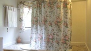 Diane room | Bathroom - The Inn on Thistle Hill (Boston)