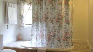 Kamar Standar | Kamar mandi | Shower dan handuk