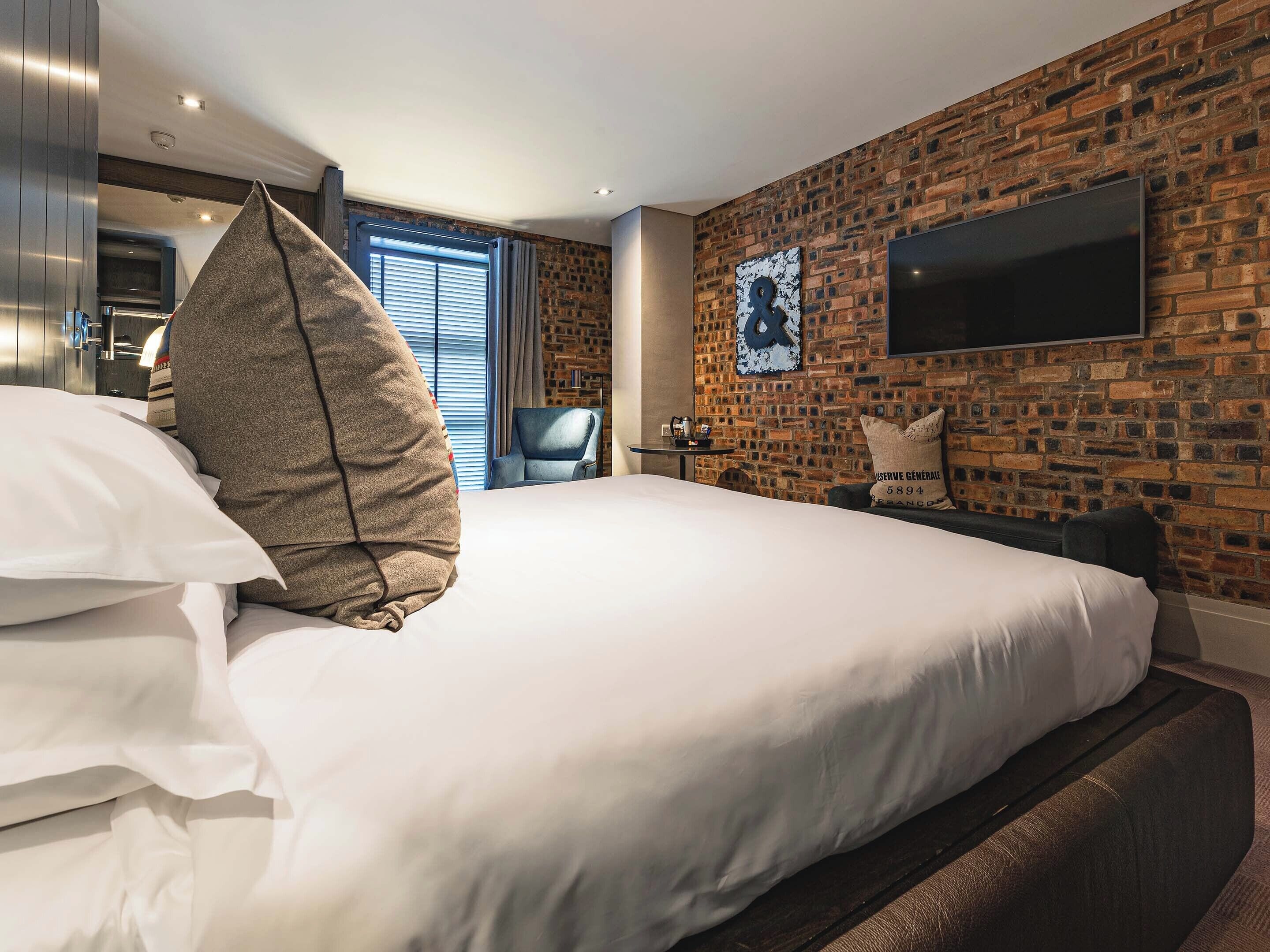 Habitación Deluxe | Ropa de cama de alta calidad y escritorio