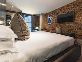 Quarto luxo | Roupas de cama premium, escrivaninha, espaço de trabalho para notebook