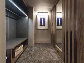 Suíte com design assinado | Área de estar | TV de tela plana