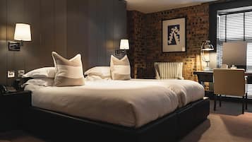 Classic Twin Room (Dakota) | Premium bedding, desk, laptop workspace, iron/ironing board