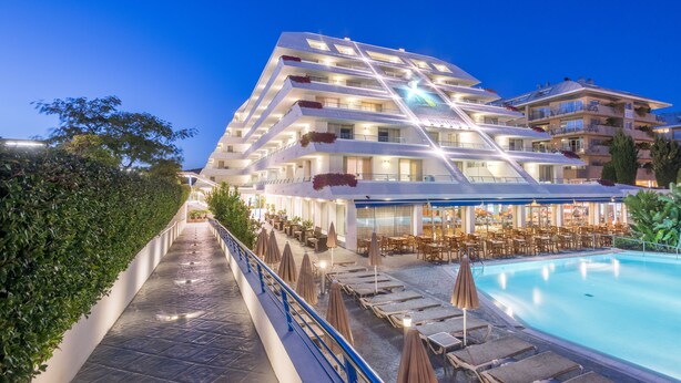 Un hôtel doté de nombreux balcons, d’un espace extérieur aménagé et d’une piscine.