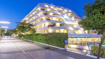 Fachada del alojamiento - Noche