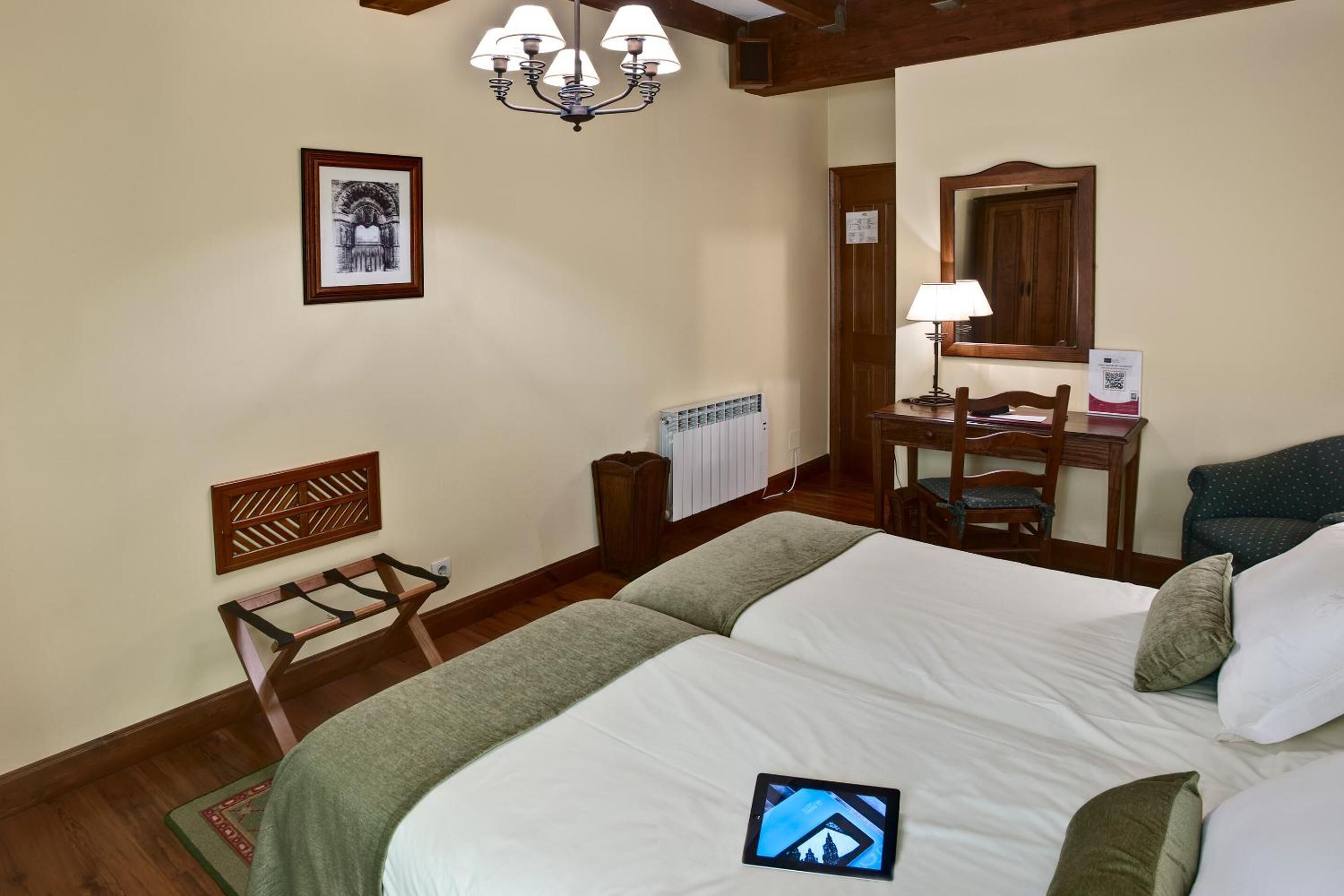 desk, free wifi, bed sheets