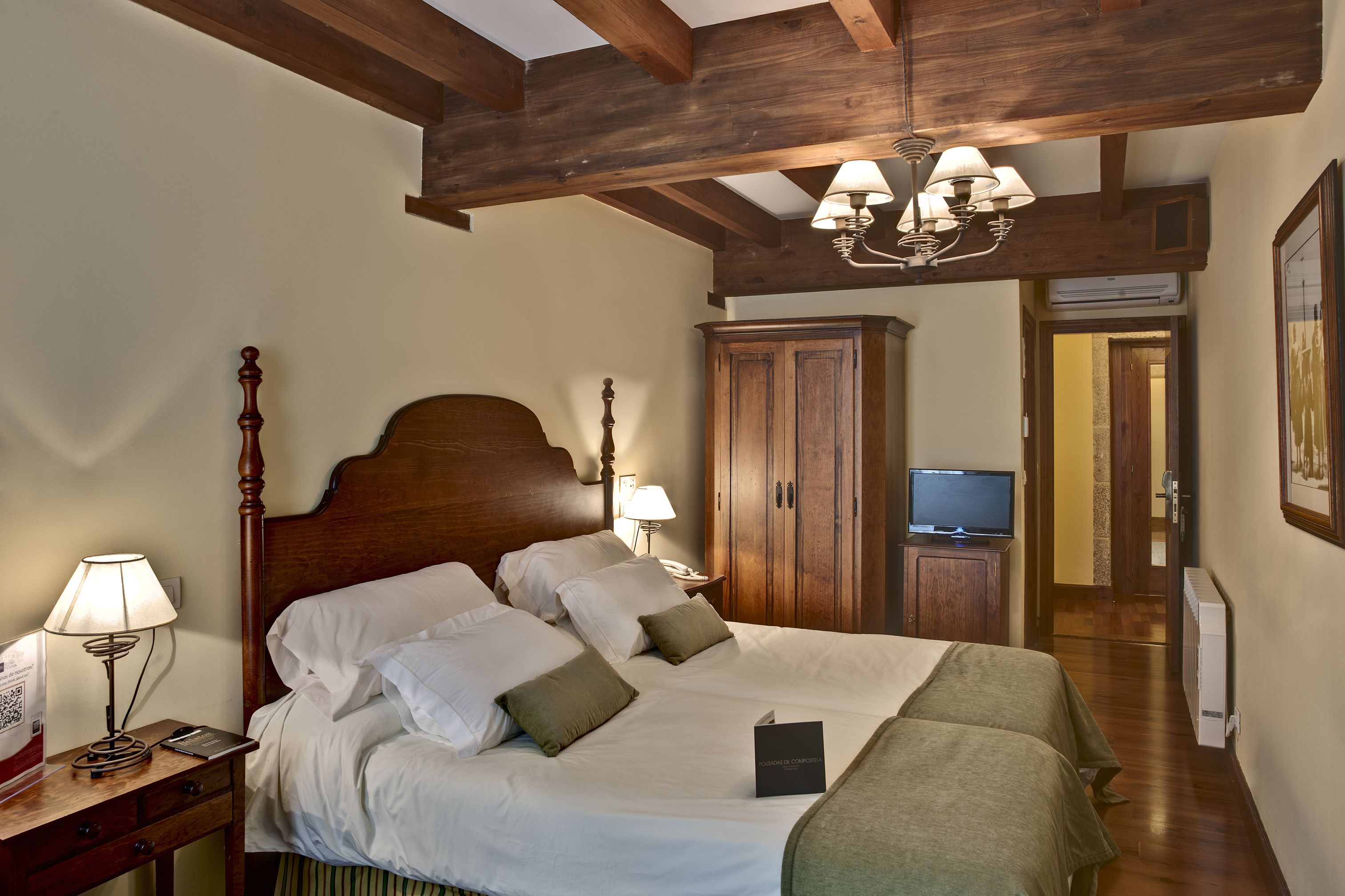 double or twin room | desk, free wifi, bed sheets