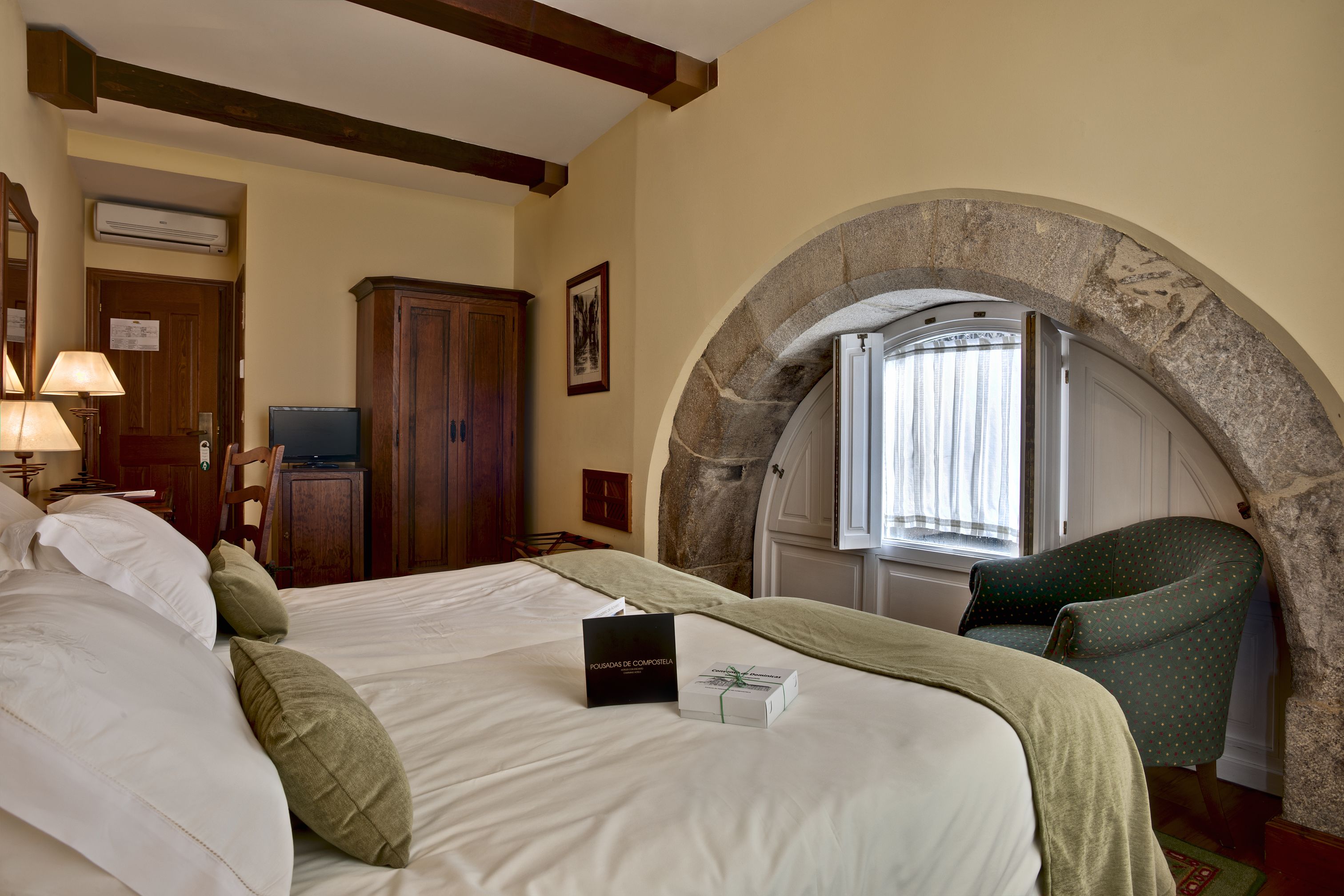 double or twin room | desk, free wifi, bed sheets