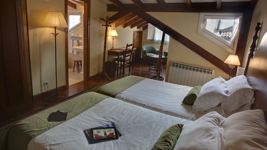 Hostal Airas Nunes by Pousadas de Compostela