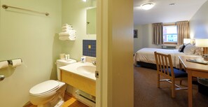 Kamar Standar | Kamar mandi | Perlengkapan mandi gratis, pengering rambut,  dan handuk