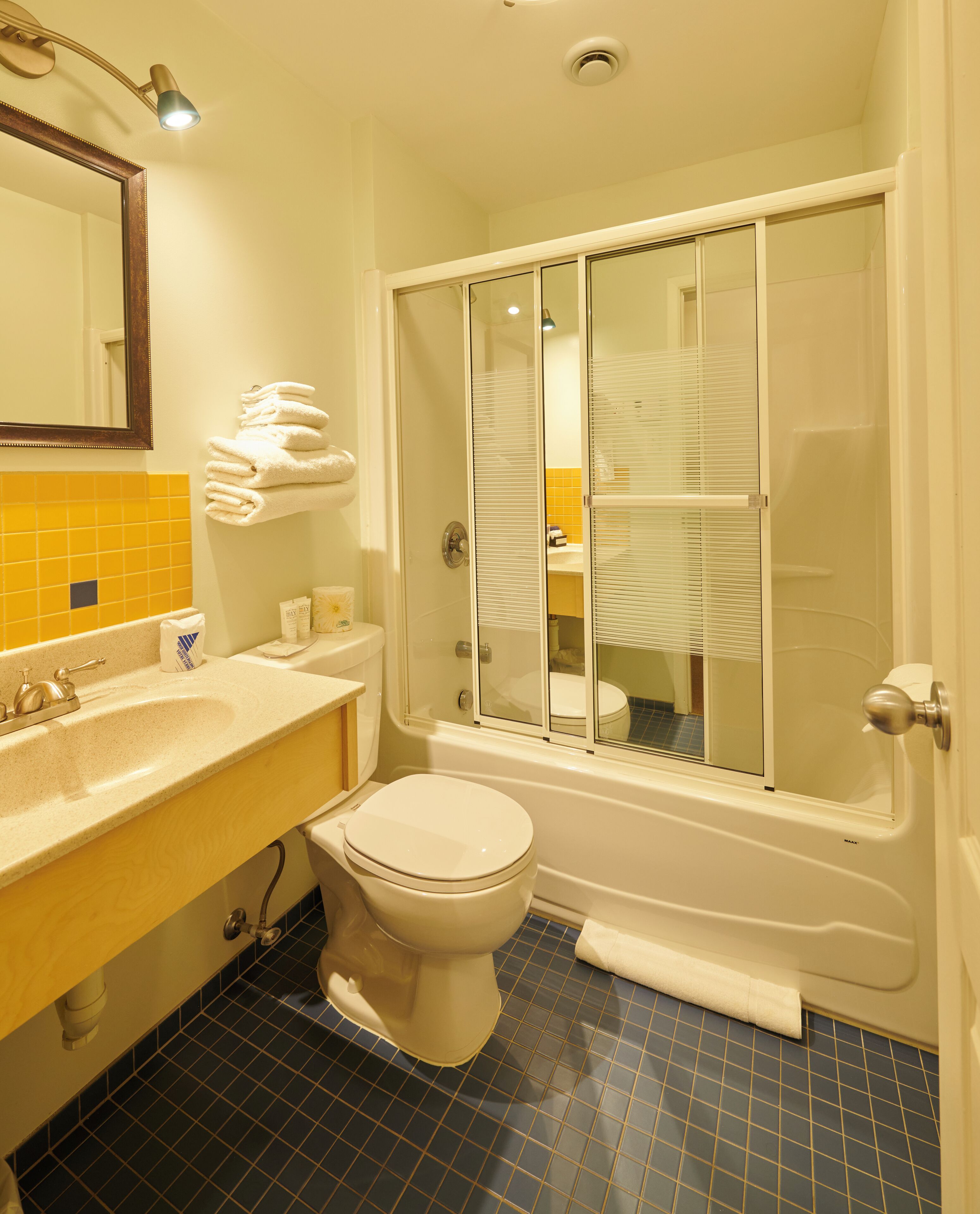 premier room, 1 queen bed, harbour view | bathroom | free toiletries, hair dryer, towels
