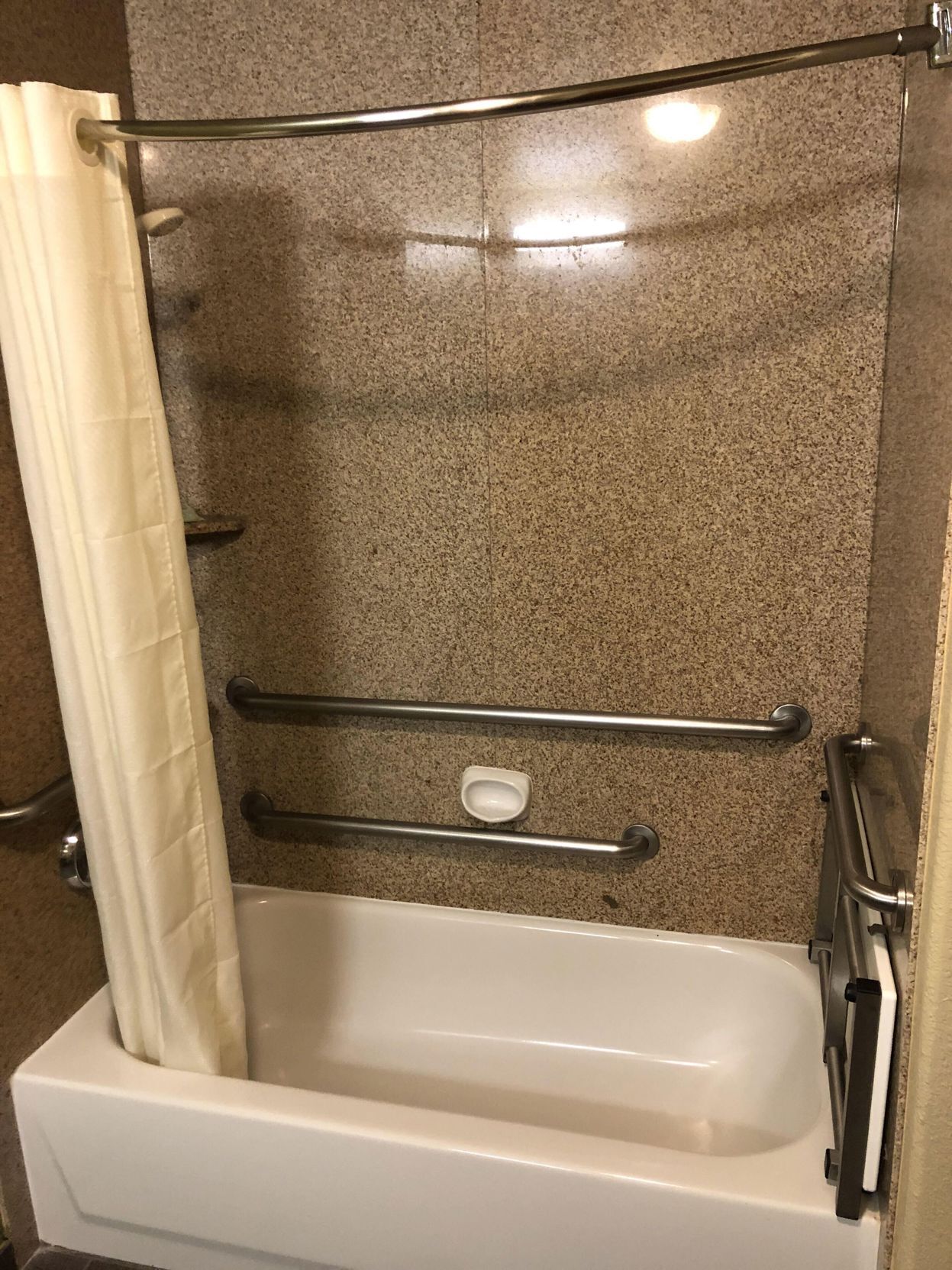 Badezimmer | Kostenlose Toilettenartikel, Haartrockner, Handtücher