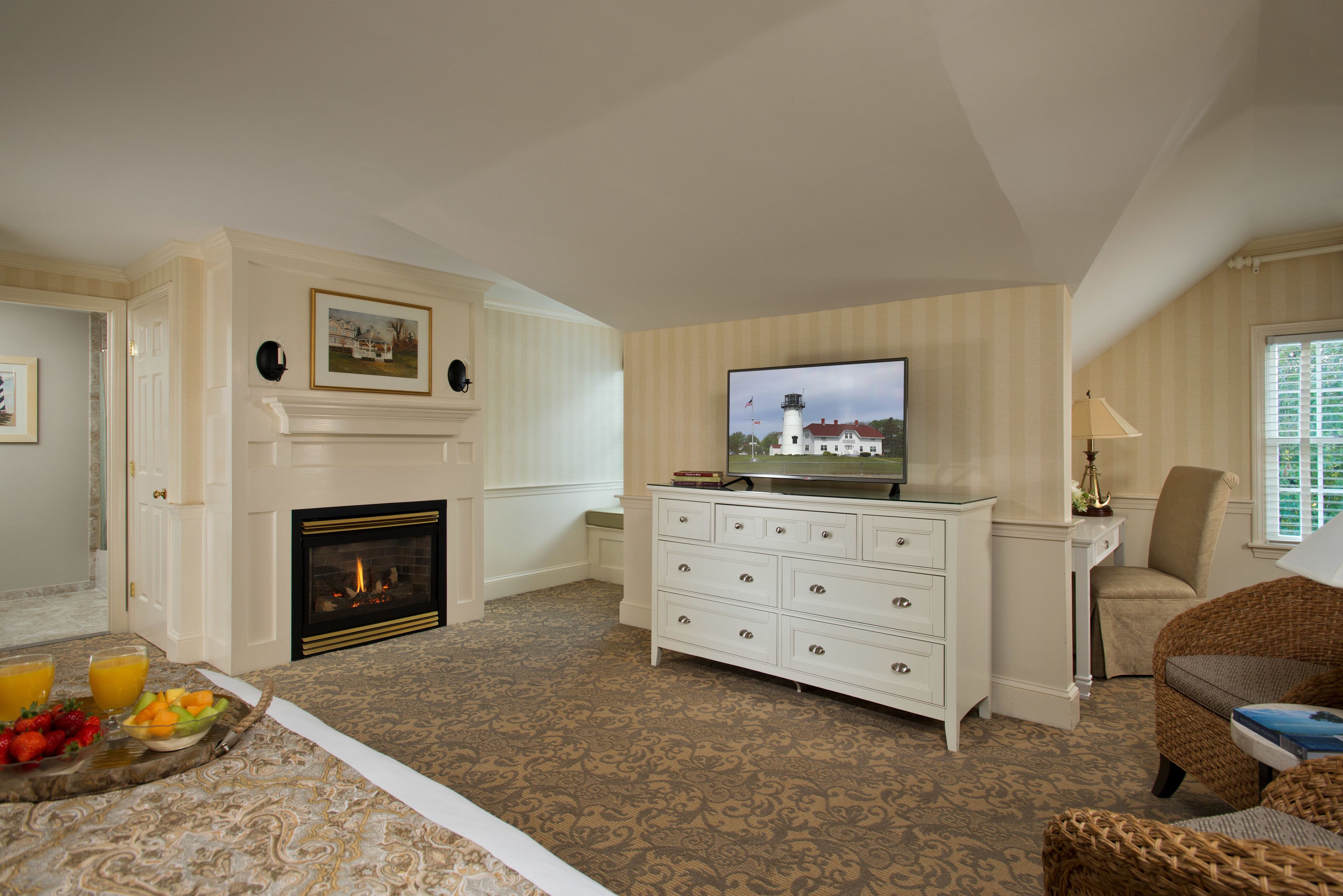 junior suite, 1 king bed | 1 bedroom, premium bedding, pillow-top beds, in-room safe