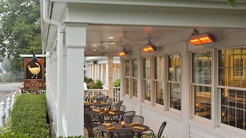 Aperto a colazione e pranzo, cucina americana, con vista sul giardino