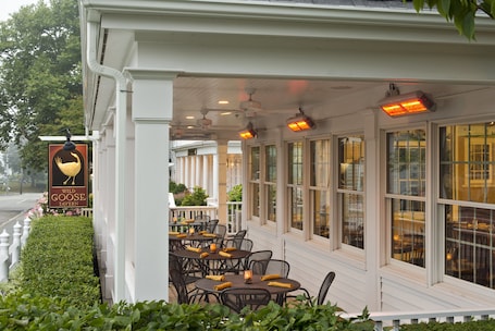 Se sirven desayunos y cocina americana (con vistas al jardín) . Chatham Wayside Inn
