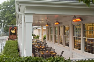 供应早餐、午餐和晚餐，美洲菜，花园景观