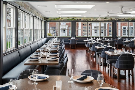 Se sirven desayunos y cocina americana (con vistas al jardín) . Chatham Wayside Inn