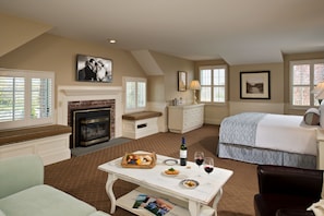 King Suite | Premium bedding, pillow-top beds, in-room safe, soundproofing - Chatham Wayside Inn (Chatham)