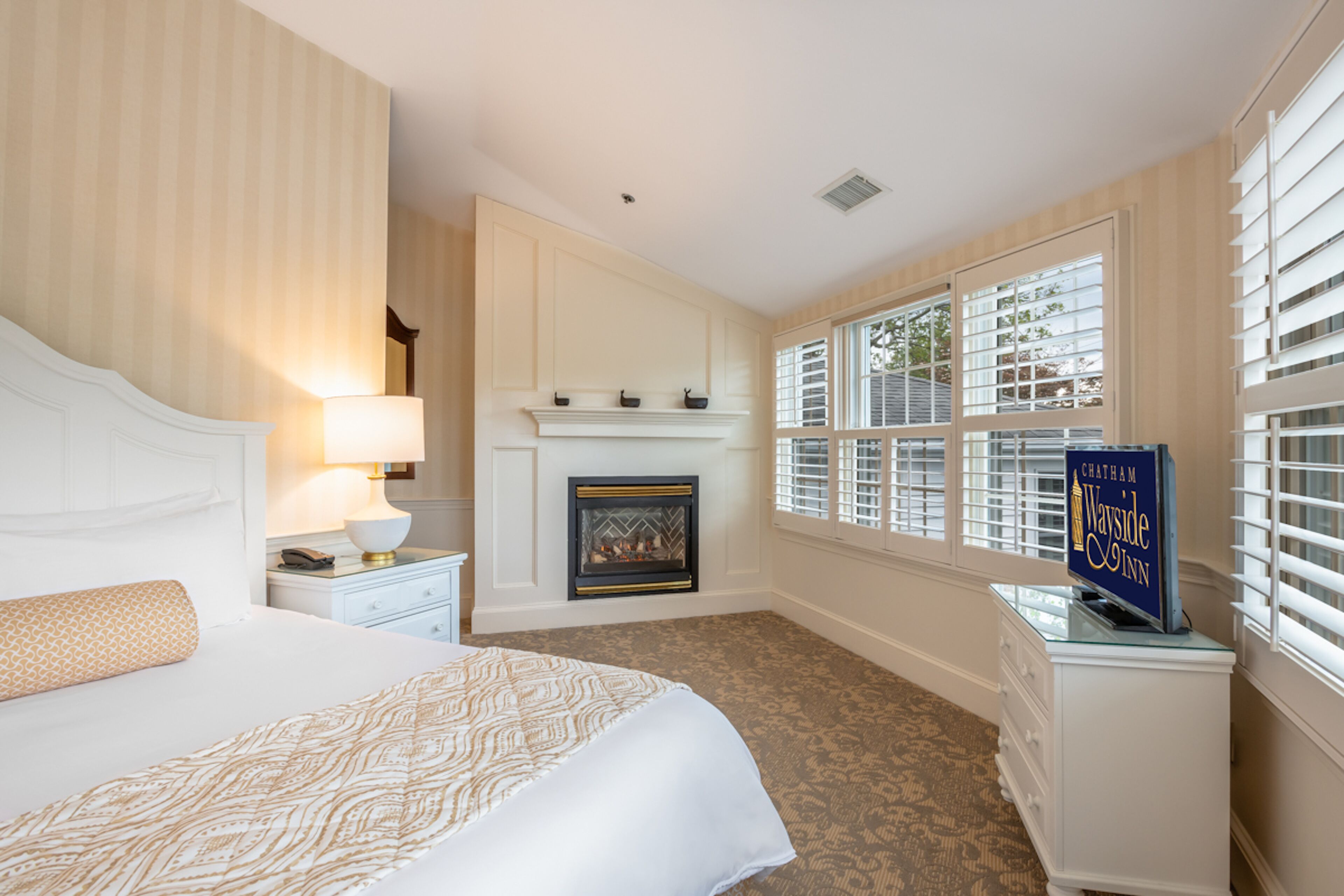 junior suite, 1 king bed | 1 bedroom, premium bedding, pillow-top beds, in-room safe