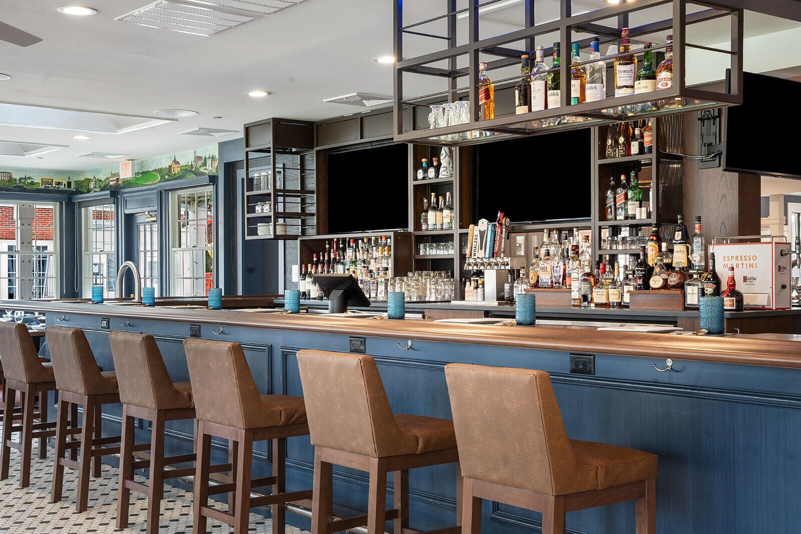 serves lunch, dinner and brunch