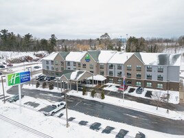 Edificio de Holiday Inn Express con estacionamiento y una marquesina.