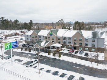 Holiday Inn Express & Suites Marquette by IHG