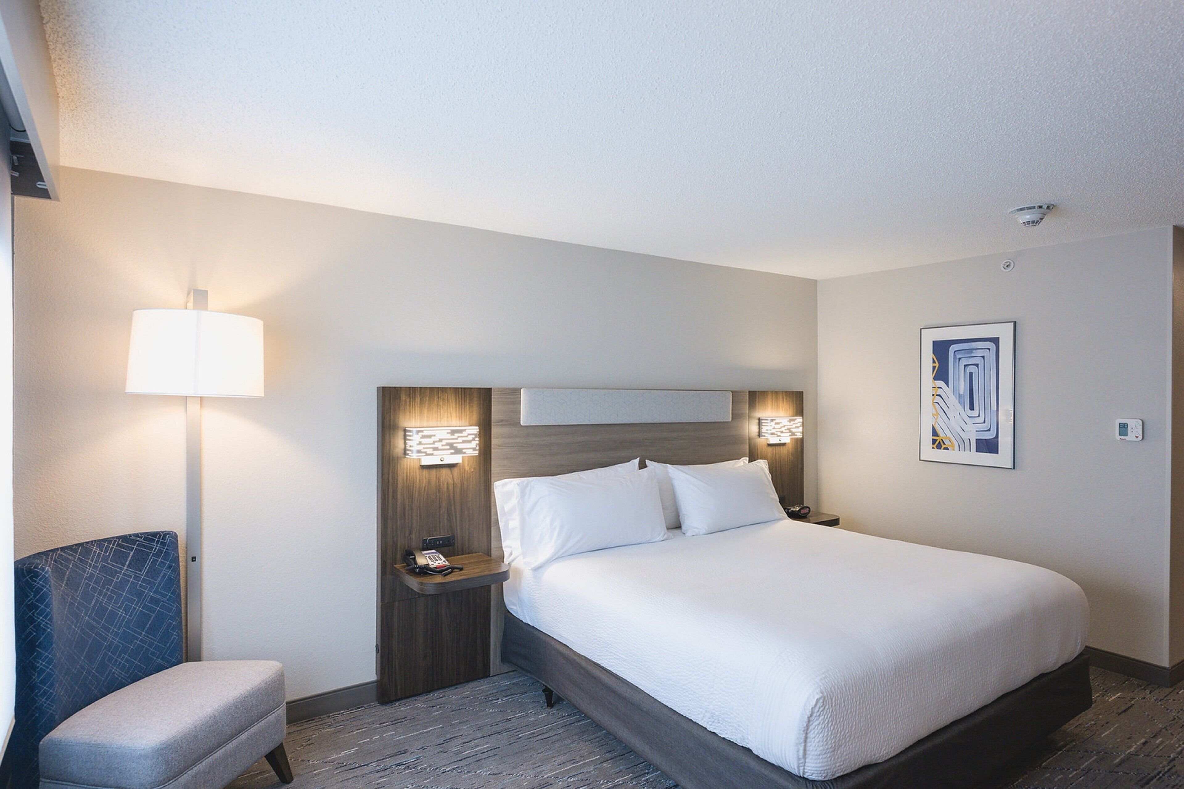 Literie de qualité supérieure, surmatelas, bureau, rideaux occultants