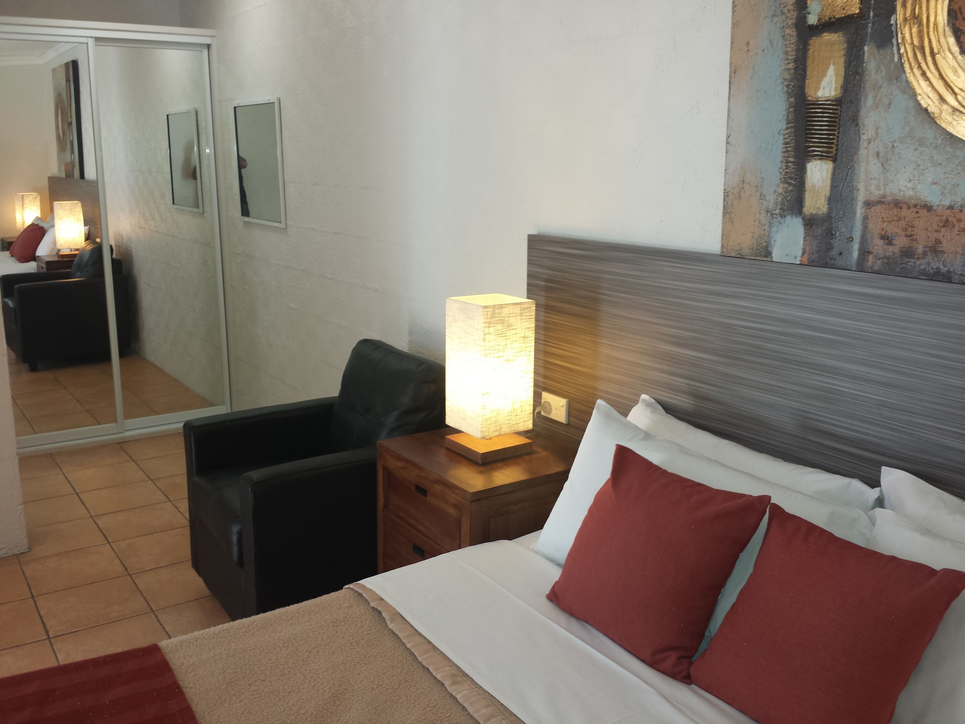 Schreibtisch, schallisolierte Zimmer, Bügeleisen/Bügelbrett