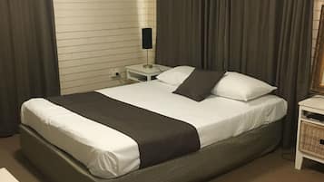 Basic-Zimmer, 1 Queen-Bett | Schreibtisch, schallisolierte Zimmer, Bügeleisen/Bügelbrett