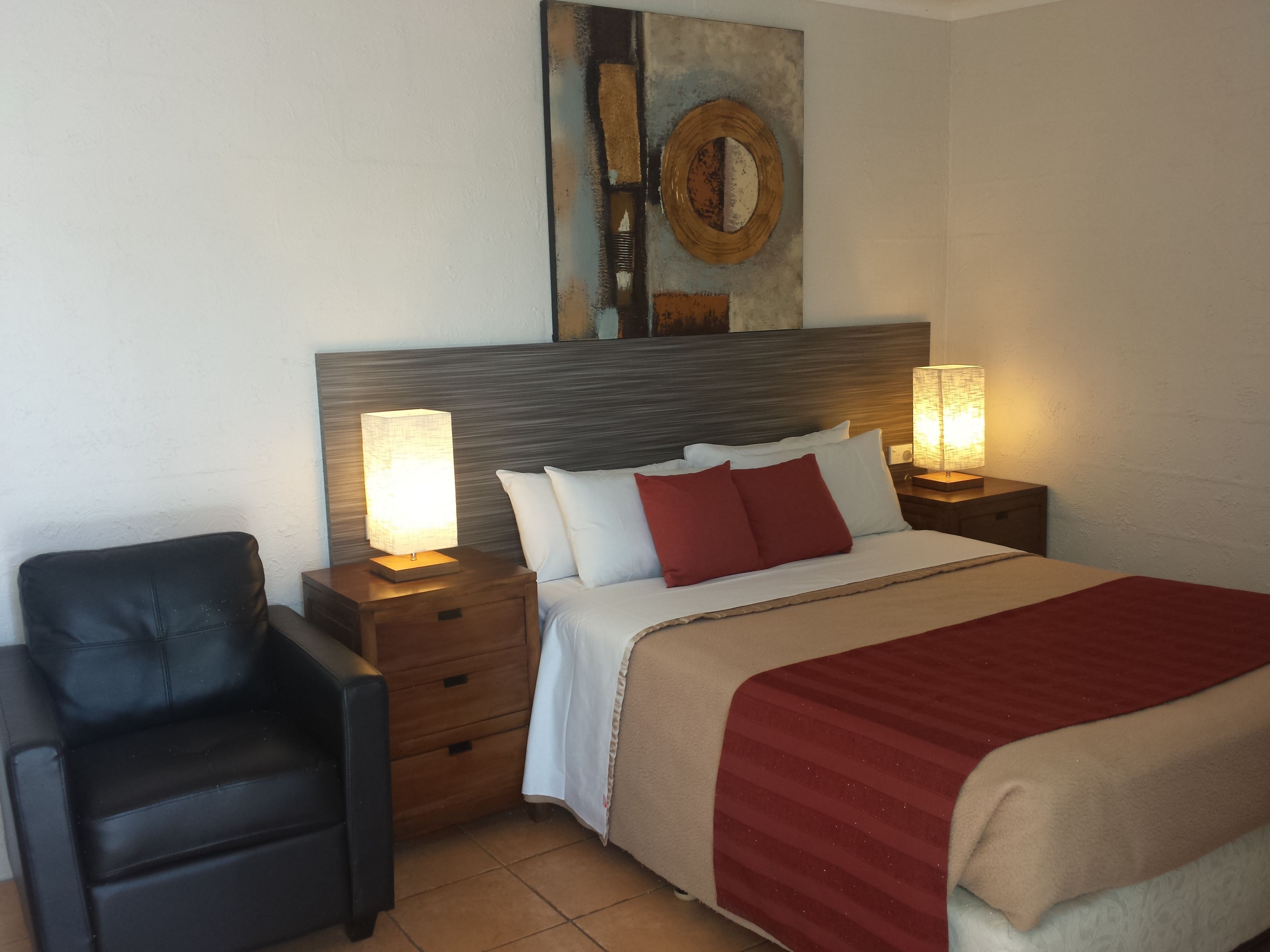 Deluxe eenpersoonskamer, 1 queensize bed | Een bureau, geluiddichte muren, een strijkplank/strijkijzer, gratis wifi