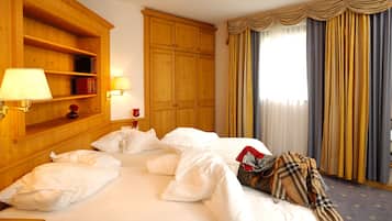 Suite, 2 habitaciones | Ropa de cama hipoalergénica y caja de seguridad en la habitación